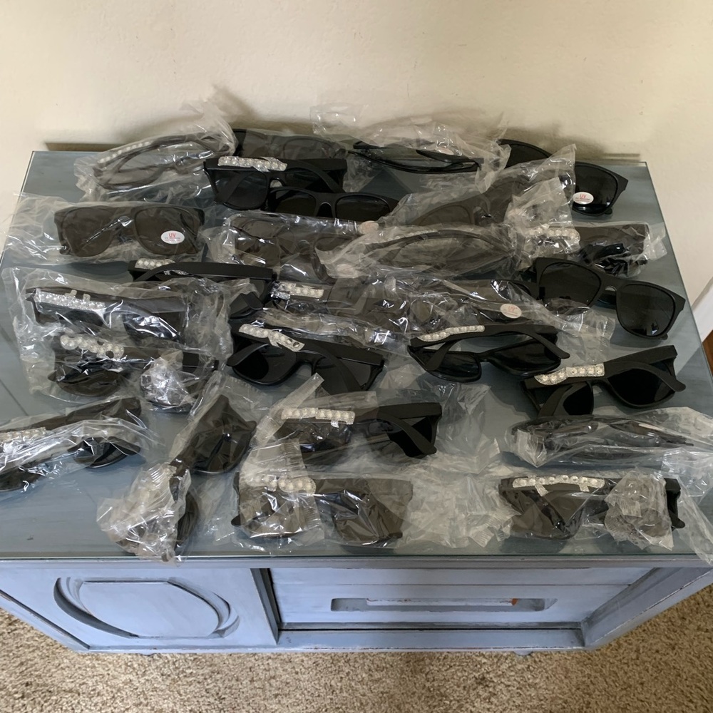 Nwt a bundle set of uv 25 pack of black sunglasses with plaid bucket